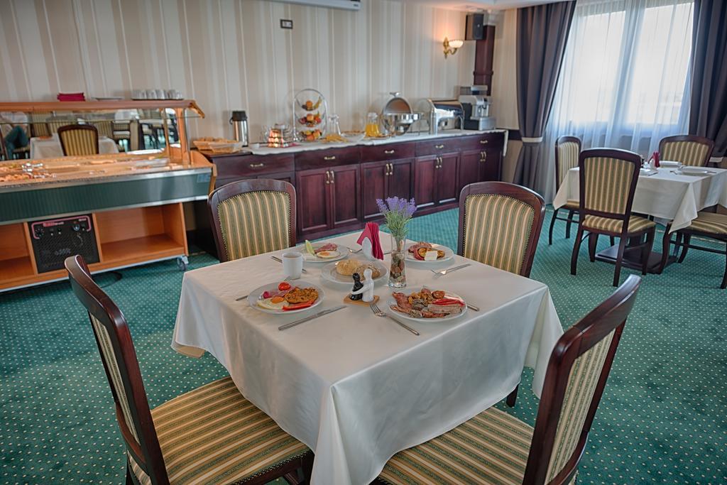Magus Hotel Бая Маре Екстериор снимка