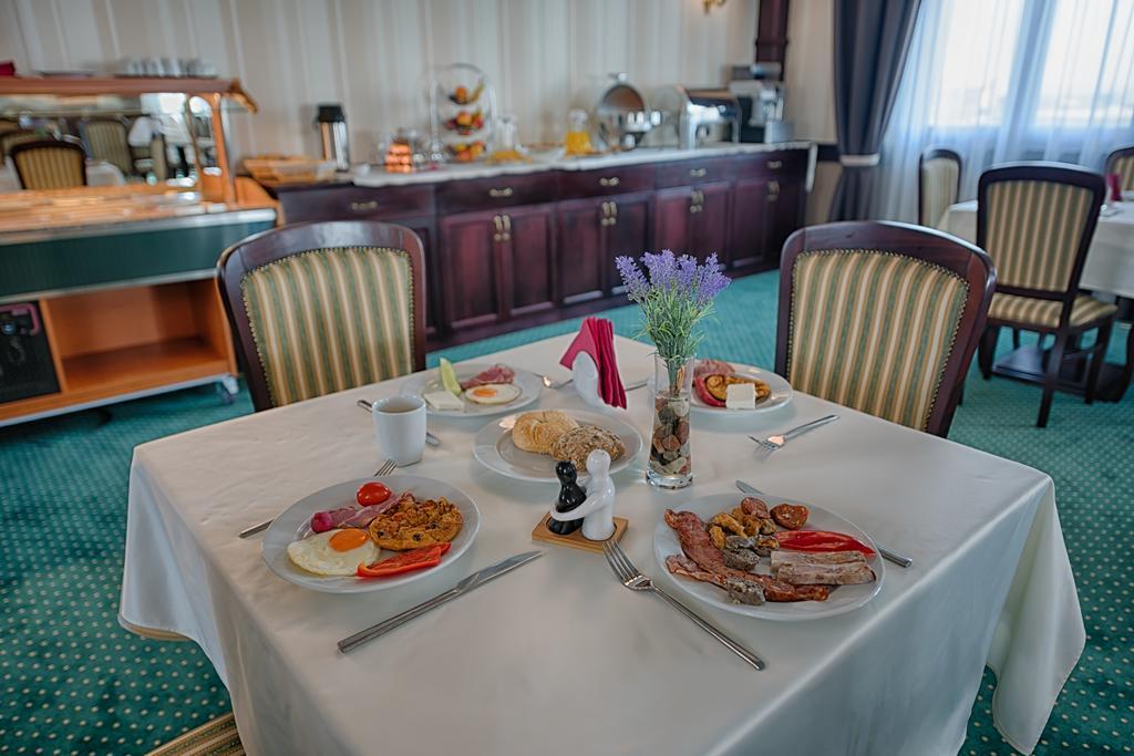 Magus Hotel Бая Маре Екстериор снимка