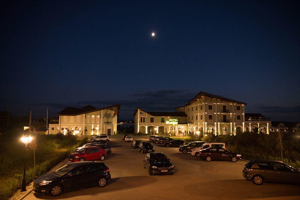 Magus Hotel Бая Маре Екстериор снимка