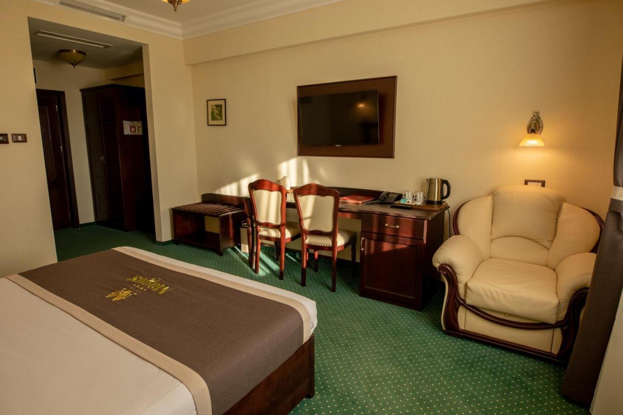 Magus Hotel Бая Маре Екстериор снимка