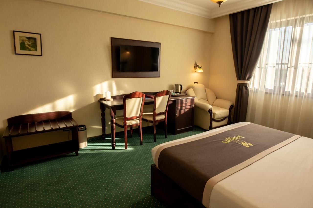 Magus Hotel Бая Маре Екстериор снимка