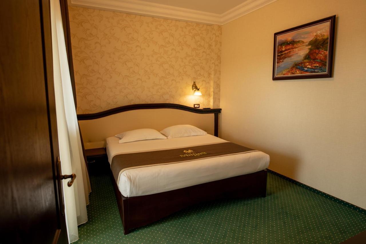 Magus Hotel Бая Маре Екстериор снимка