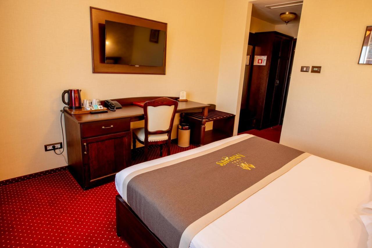 Magus Hotel Бая Маре Екстериор снимка