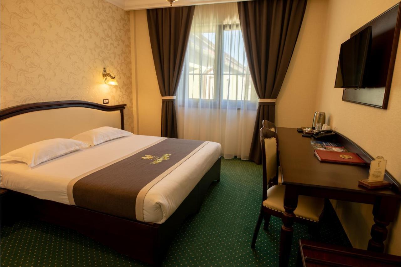 Magus Hotel Бая Маре Екстериор снимка