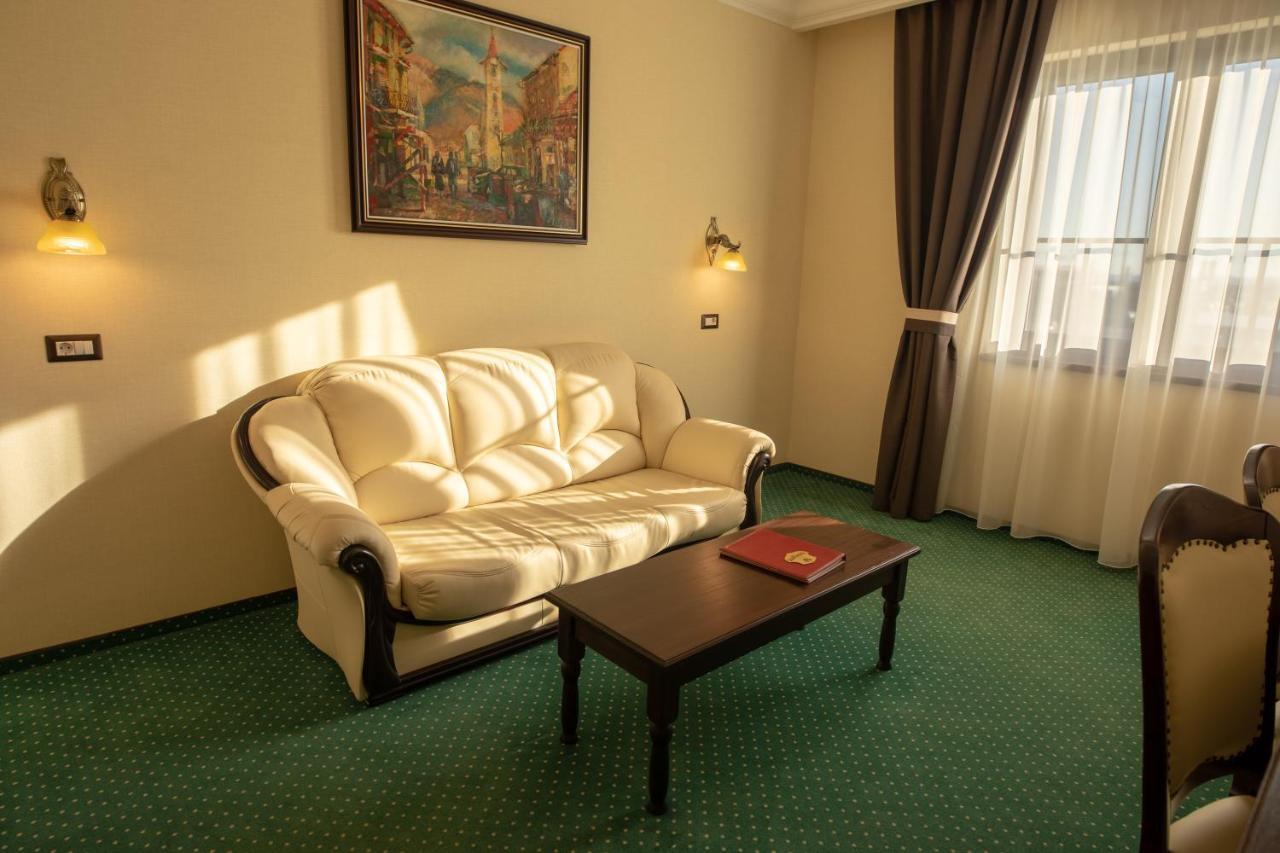 Magus Hotel Бая Маре Екстериор снимка