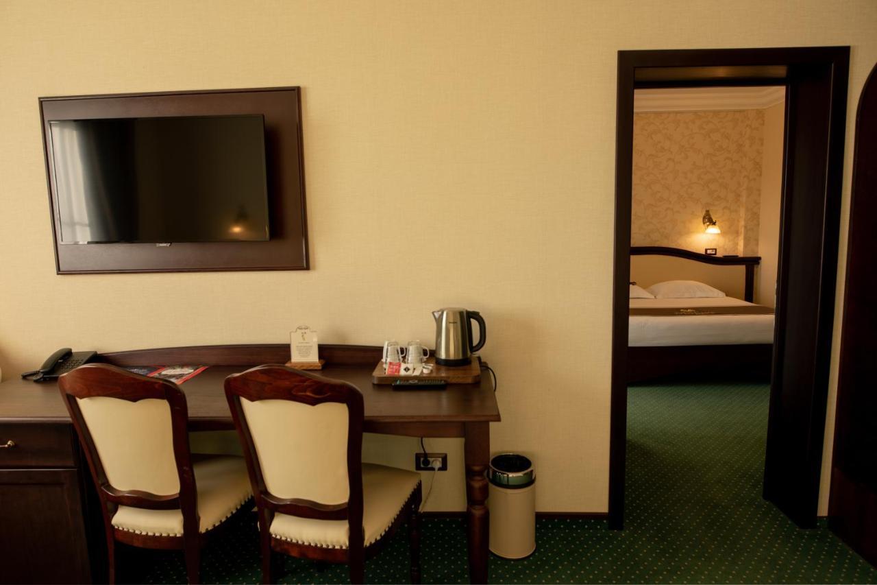 Magus Hotel Бая Маре Екстериор снимка