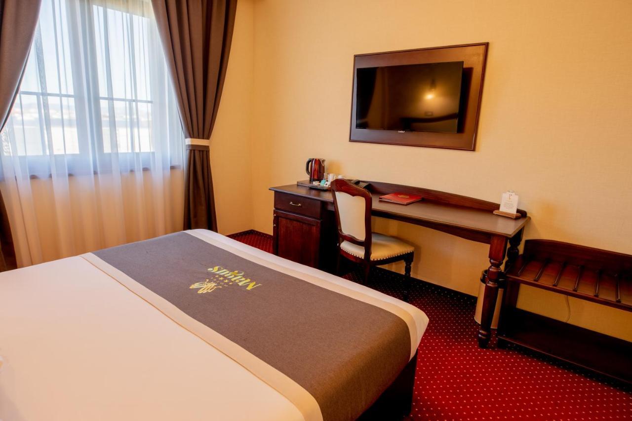 Magus Hotel Бая Маре Екстериор снимка